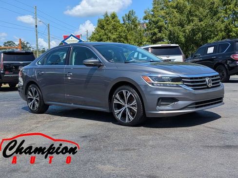 Used 2022 Volkswagen Passat 2.0T SE FWD image 1