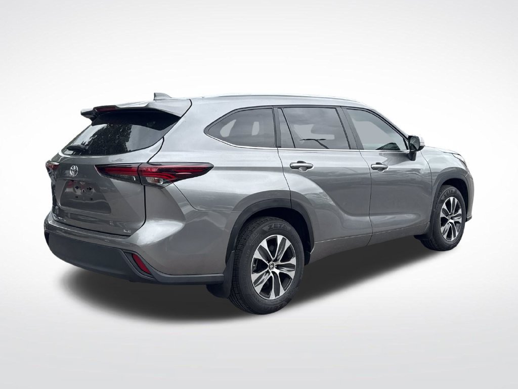 Used 2025 Toyota Highlander XLE FWD image 6