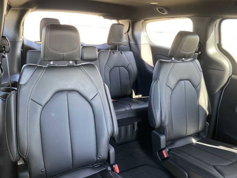 New 2026 Chrysler Pacifica Select AWD/4WD image 33