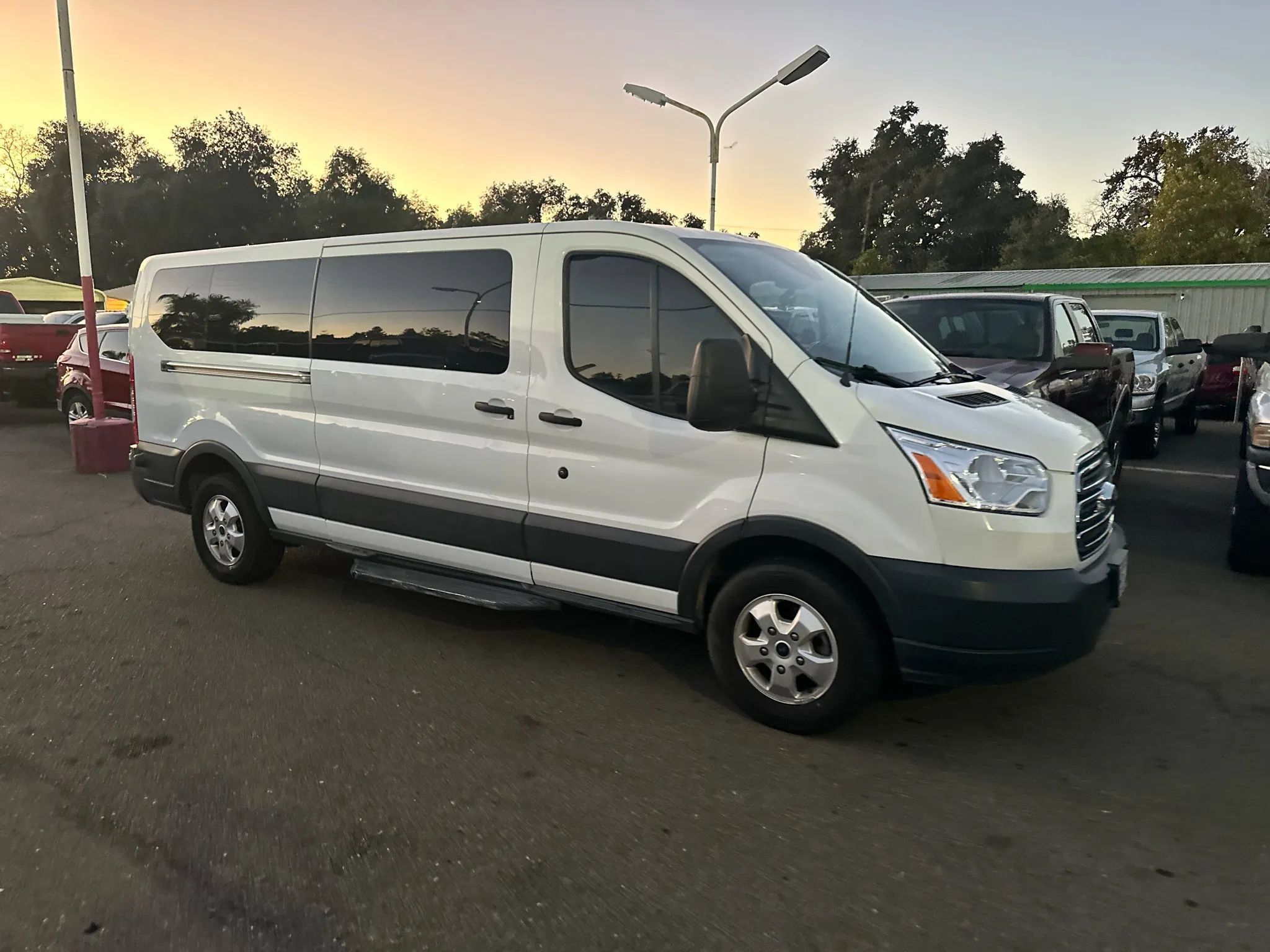 Used 2017 Ford Transit 350 XLT RWD image 4