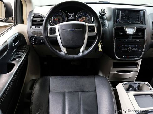 Used 2015 Chrysler Town & Country Touring FWD image 17
