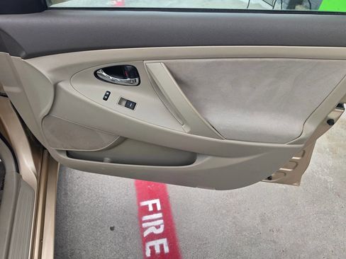 Used 2010 Toyota Camry LE image 29