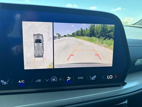 Used 2025 Chevrolet Traverse LT w/ Driver Confidence Package FWD image 5