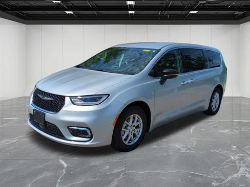 Used 2024 Chrysler Pacifica Touring-L FWD image 1
