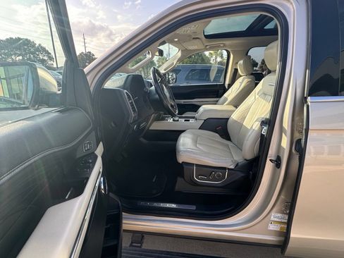 Used 2018 Ford Expedition Platinum RWD image 2