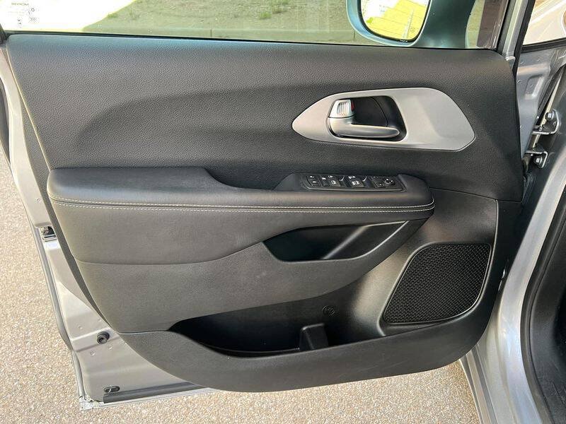 Used 2018 Chrysler Pacifica Touring Plus w/ S Appearance Package FWD image 15