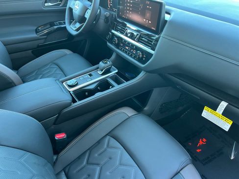 New 2026 Nissan Pathfinder Platinum image 16