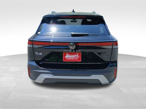 New 2025 Volkswagen Tiguan SE image 4