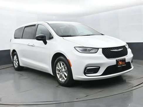 Used 2024 Chrysler Pacifica Touring-L FWD image 2
