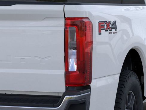 New 2025 Ford F250 XLT w/ FX4 Off-Road Package image 21