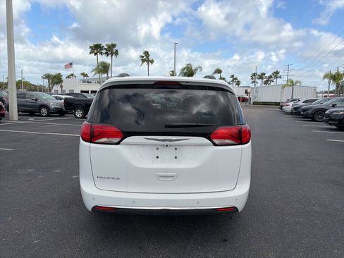 Used 2020 Chrysler Pacifica Touring image 6