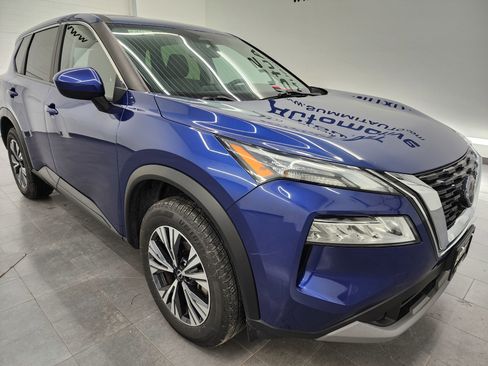 Used 2023 Nissan Rogue SV image 2
