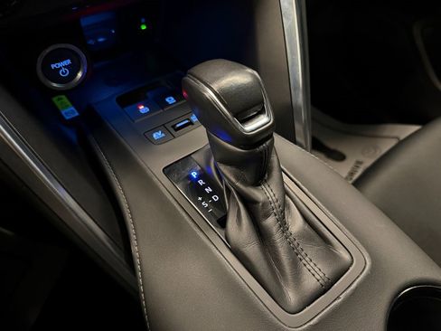 Used 2021 Toyota Venza LE image 16