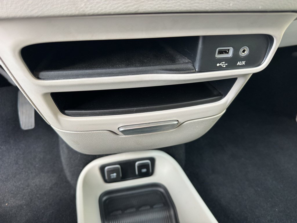 Used 2020 Chrysler Pacifica Touring FWD image 16