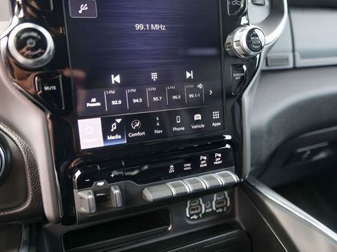 Used 2022 RAM 1500 Laramie AWD/4WD image 22