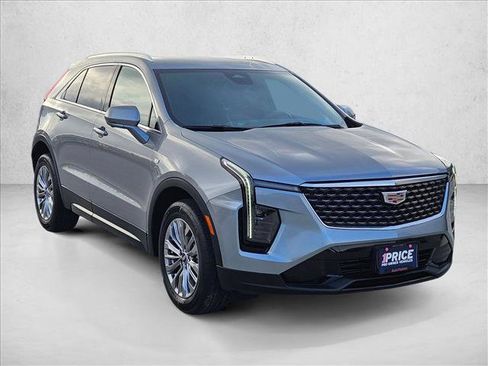 Used 2025 Cadillac XT4 Premium Luxury image 3