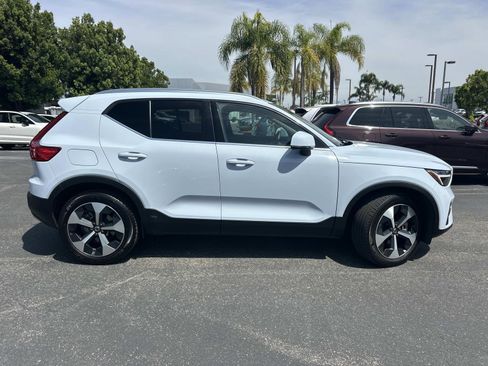 Used 2025 Volvo XC40 B5 Core w/ Climate Package image 3