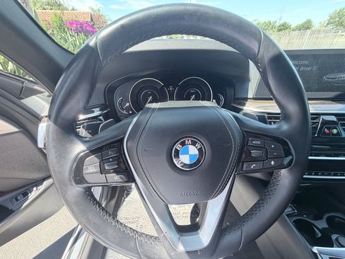 Used 2018 BMW 530e w/ Premium Package 2 RWD image 14