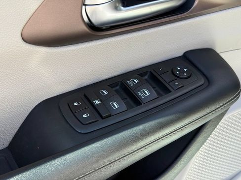 Used 2023 Chrysler Voyager LX FWD image 32