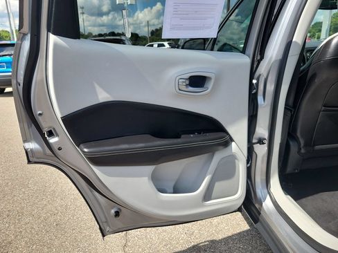 Used 2018 Jeep Compass Latitude w/ Cold Weather Group AWD/4WD image 15