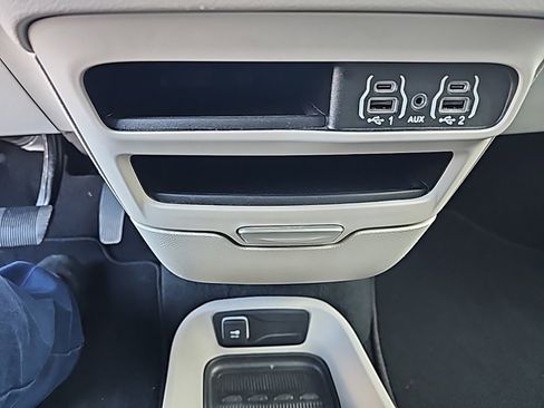 Used 2024 Chrysler Pacifica Touring-L image 20