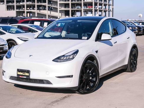 Used 2023 Tesla Model Y Long Range AWD/4WD image 1