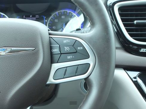 Used 2017 Chrysler Pacifica Touring-L w/ Tire & Wheel Group FWD image 27