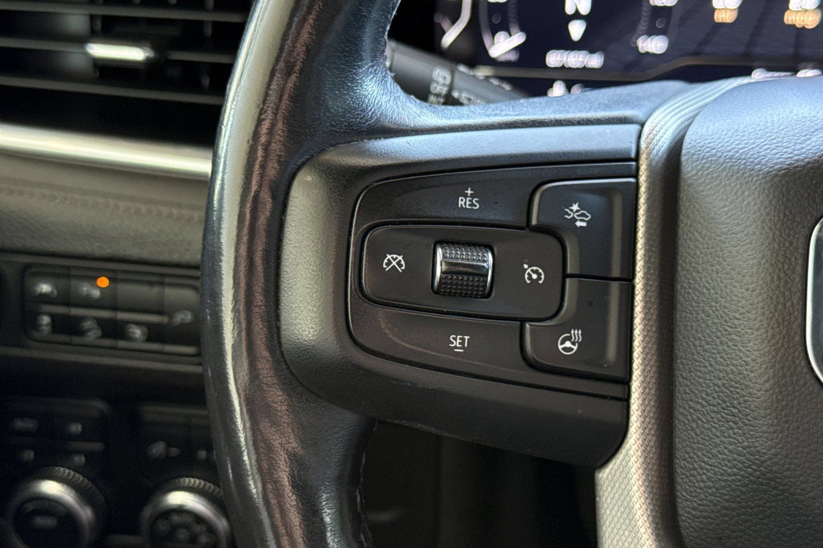 Used 2022 GMC Yukon XL Denali AWD/4WD image 28