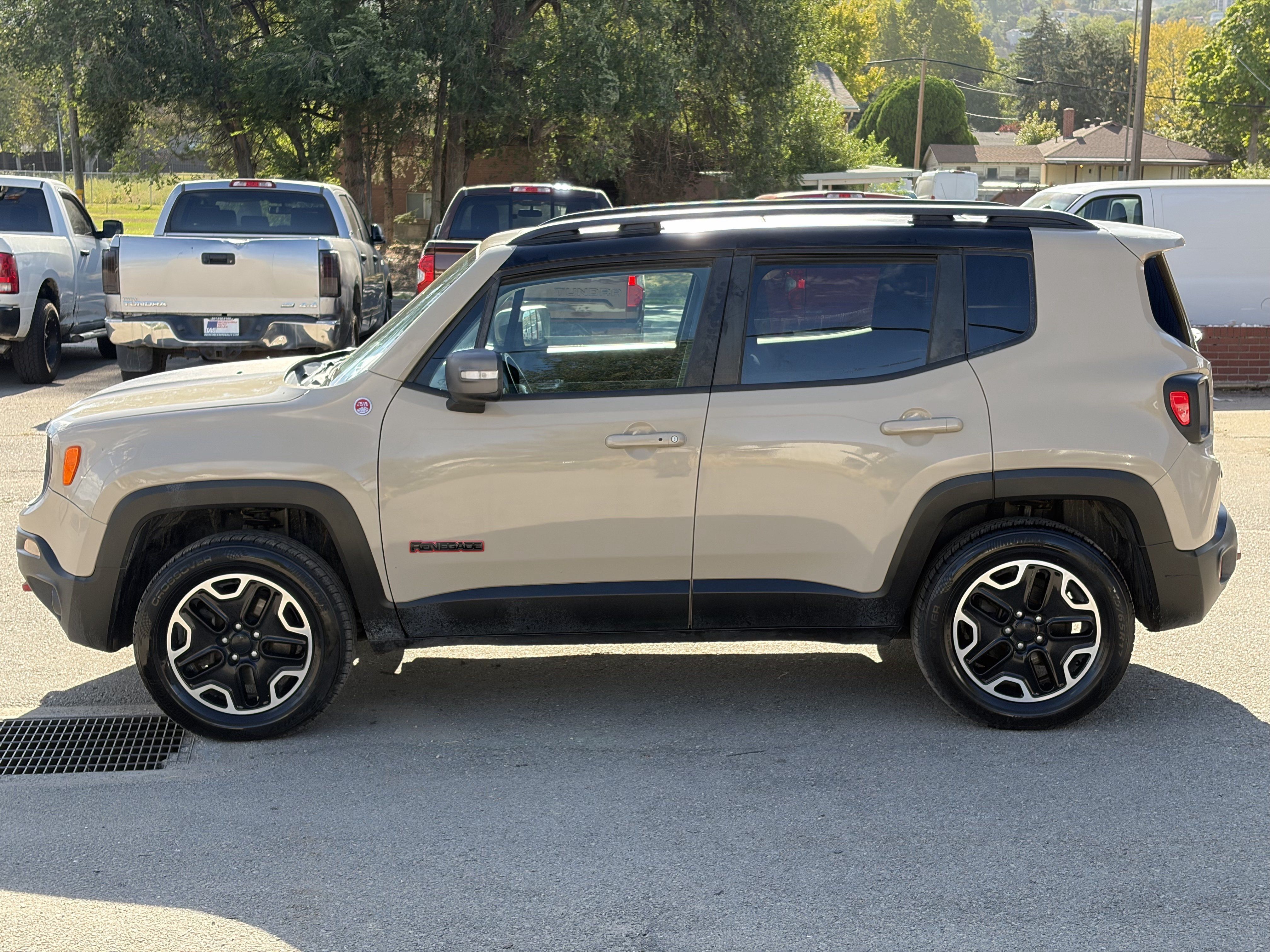 Used 2016 Jeep Renegade Trailhawk w/ Premium Trailhawk Package AWD/4WD image 3