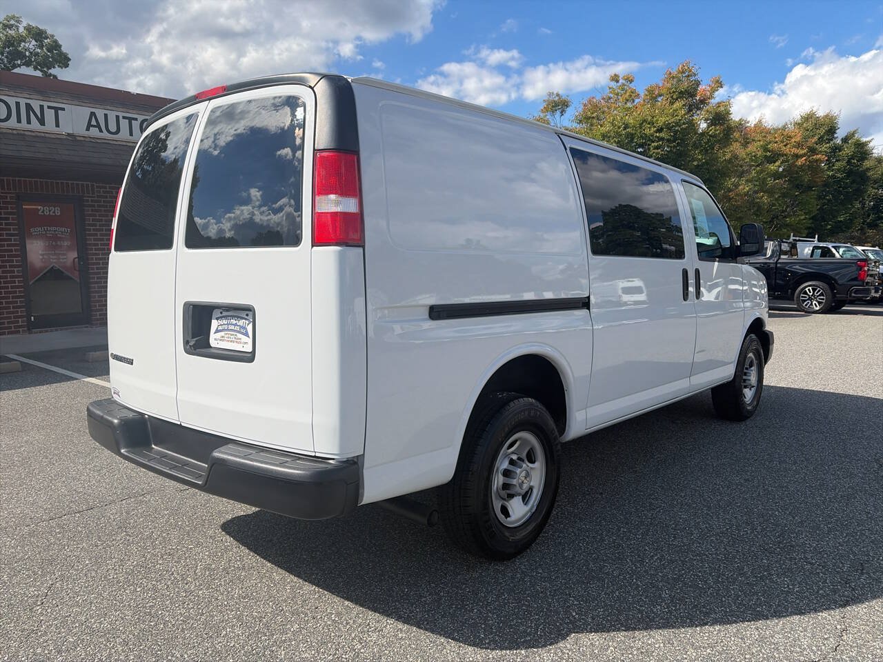 Used 2022 Chevrolet Express 2500 w/ Driver Convenience Package RWD image 5