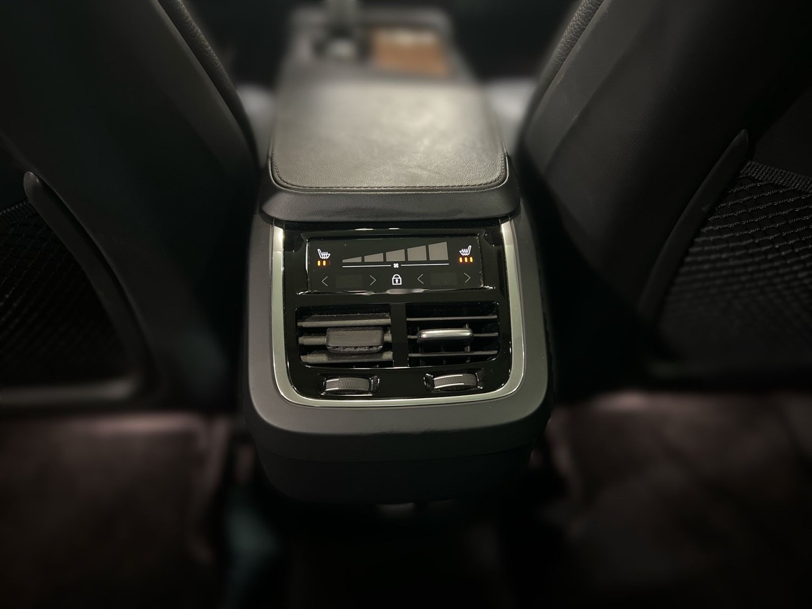 Used 2023 Volvo XC90 B6 Plus AWD/4WD image 23