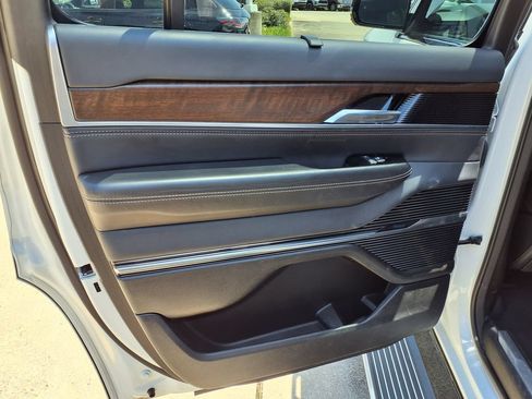 Used 2023 Jeep Grand Wagoneer 4WD image 12
