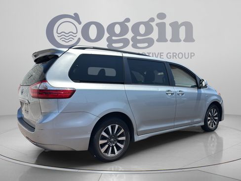 Used 2019 Toyota Sienna XLE w/ XLE Navigation Package AWD/4WD image 5