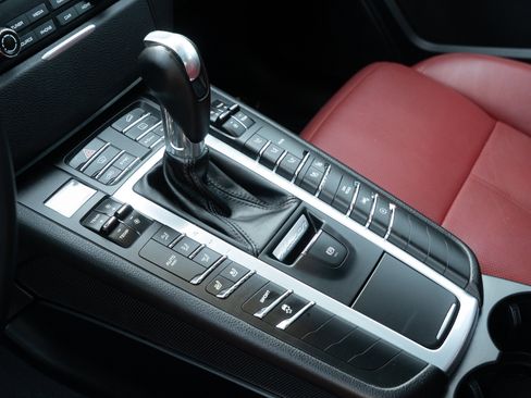 Used 2018 Porsche Macan image 18