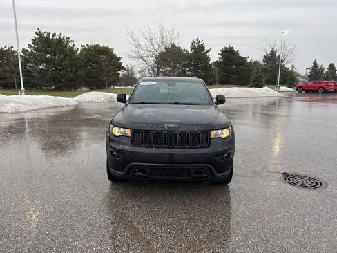 Used 2019 Jeep Grand Cherokee Laredo image 2