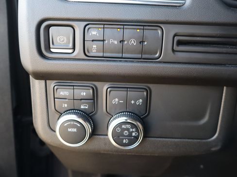 Used 2023 GMC Yukon SLT AWD/4WD image 13