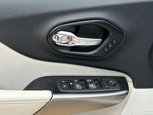 Used 2019 Jeep Cherokee Limited FWD image 22