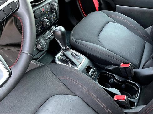 Used 2023 Jeep Renegade Trailhawk AWD/4WD image 21