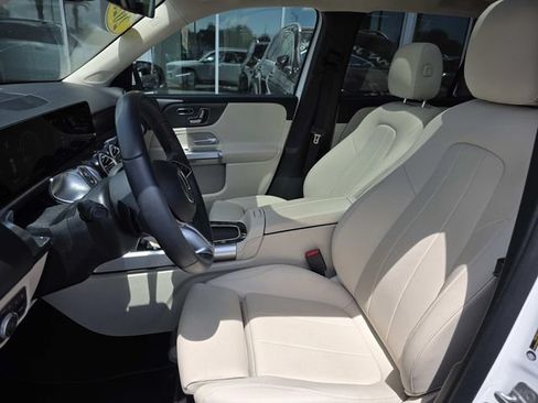 Used 2025 Mercedes-Benz GLB 250 image 7
