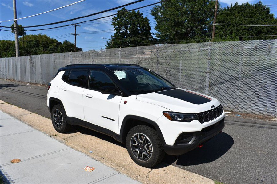 Used 2025 Jeep Compass Trailhawk AWD/4WD image 4