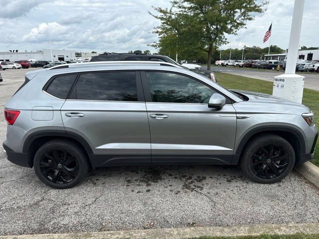 Used 2023 Volkswagen Taos SE w/ Panoramic Sunroof Package FWD image 7