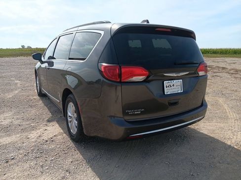 Used 2017 Chrysler Pacifica Touring-L FWD image 9