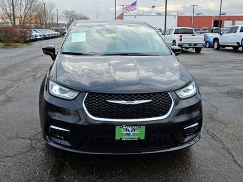 Used 2024 Chrysler Pacifica Limited FWD image 3
