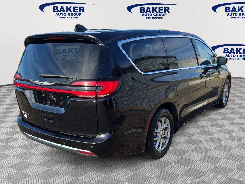 Used 2024 Chrysler Pacifica Touring-L FWD image 3