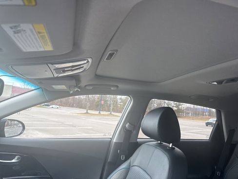Used 2022 Kia Niro EX Premium image 21