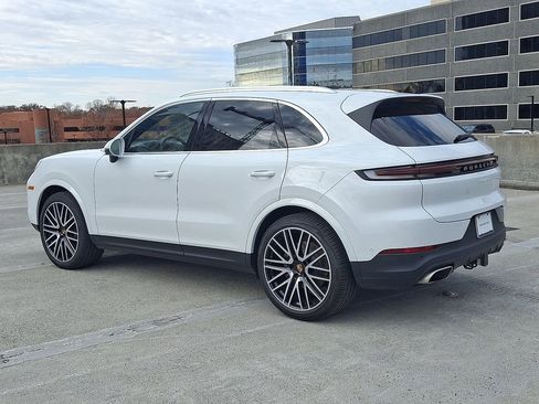 Used 2025 Porsche Cayenne image 3