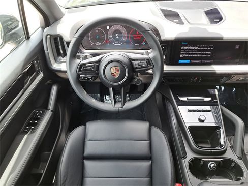 Used 2025 Porsche Cayenne image 21