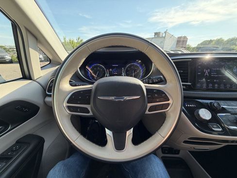 Used 2019 Chrysler Pacifica Limited FWD image 17