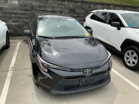 Used 2025 Toyota Corolla LE FWD image 4