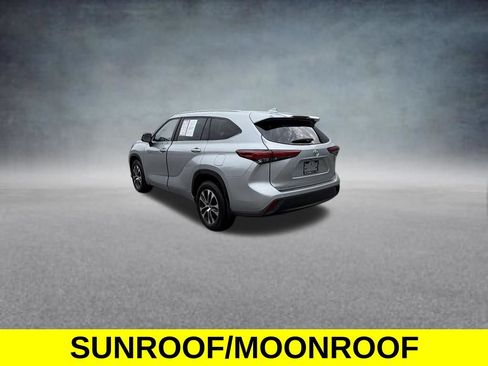Used 2023 Toyota Highlander XLE AWD/4WD image 3